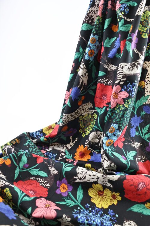 Tissu japonais Echino animaux de la savane et fleurs multicolores sur fond noir, drapé