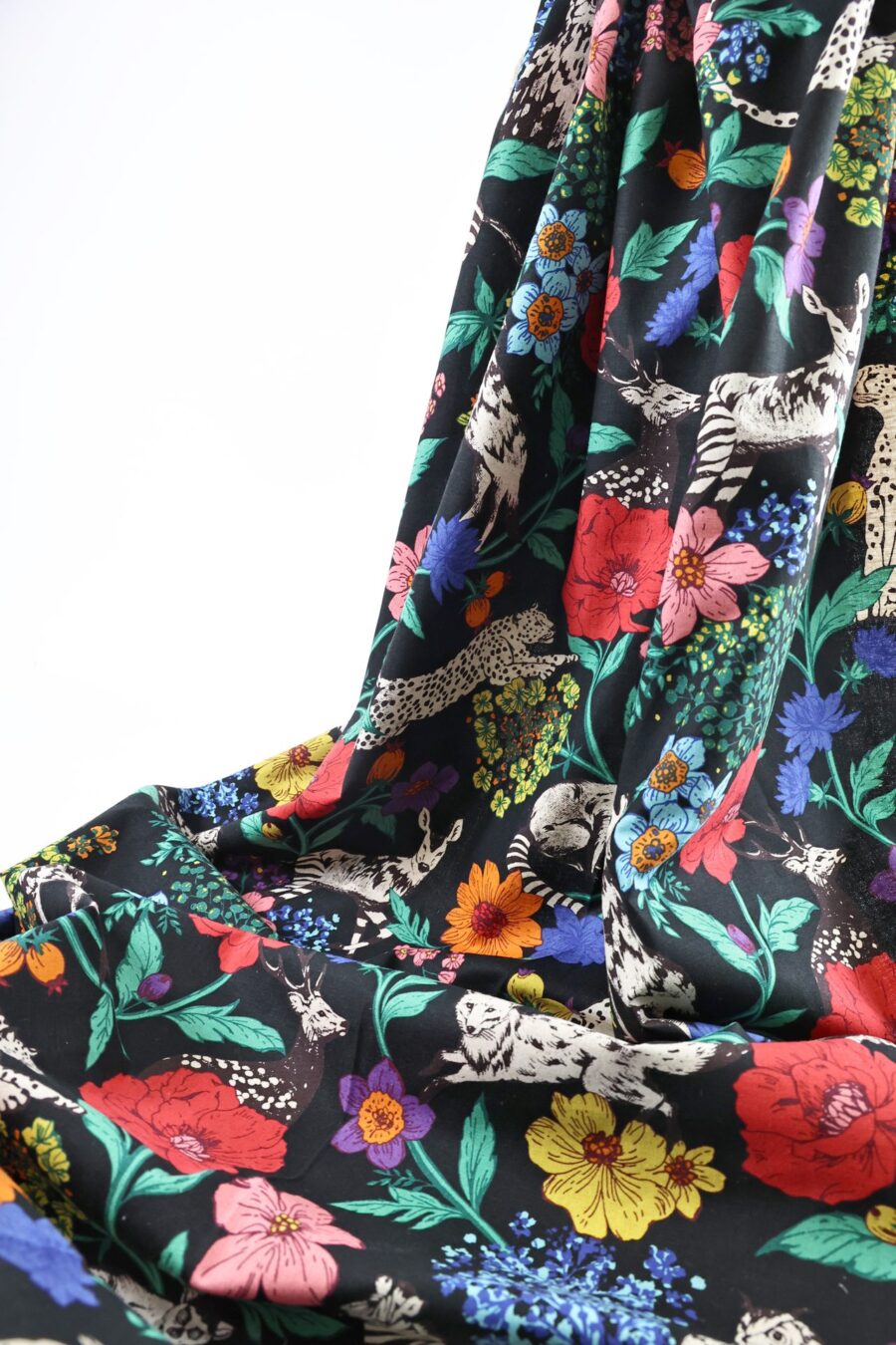 Tissu japonais Echino animaux de la savane et fleurs multicolores sur fond noir, drapé