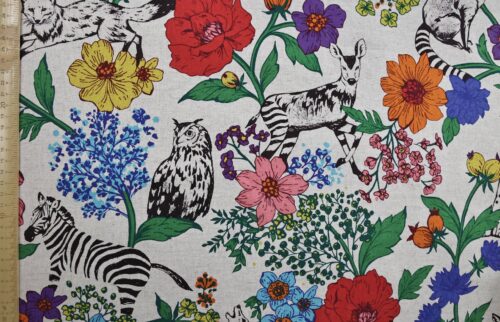 Tissu japonais Echino animaux de la savane et fleurs multicolores sur fond écru, à plat avec règle