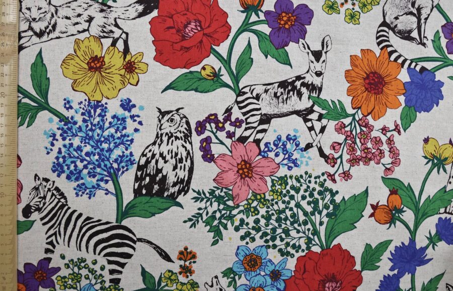 Tissu japonais Echino animaux de la savane et fleurs multicolores sur fond écru, à plat avec règle
