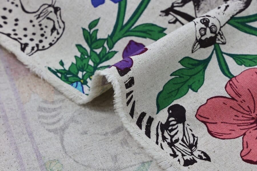 Tissu japonais Echino animaux de la savane et fleurs multicolores sur fond écru, pli avec verso