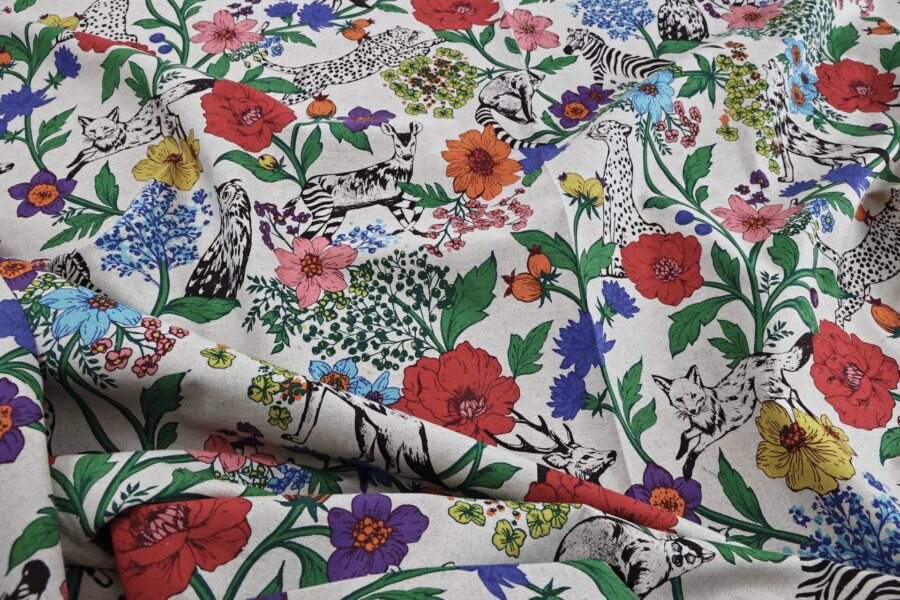Tissu japonais Echino animaux de la savane et fleurs multicolores sur fond écru, froissé à plat