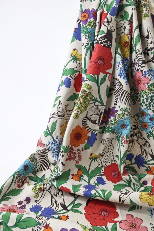 Tissu japonais Echino animaux de la savane et fleurs multicolores sur fond écru, drapé