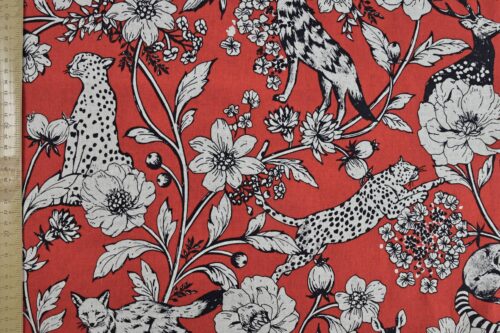 Tissu japonais Echino animaux de la savane et fleurs écru sur fond rouge, à plat avec règle