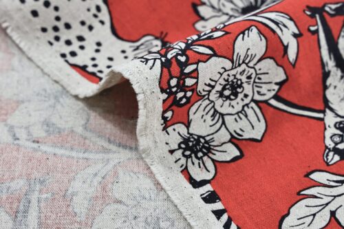 Tissu japonais Echino animaux de la savane et fleurs écru sur fond rouge, pli avec verso