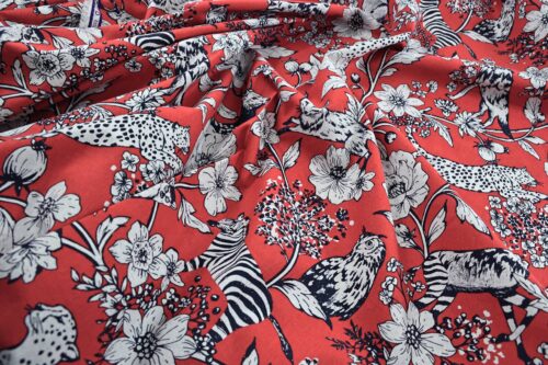 Tissu japonais Echino animaux de la savane et fleurs écru sur fond rouge, froissé à plat