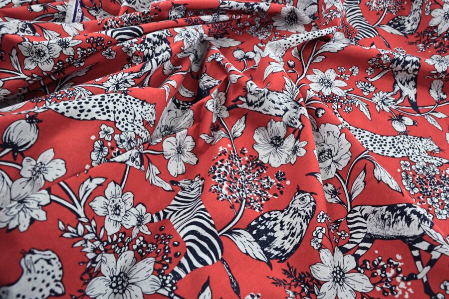 Tissu japonais Echino animaux de la savane et fleurs écru sur fond rouge, froissé à plat
