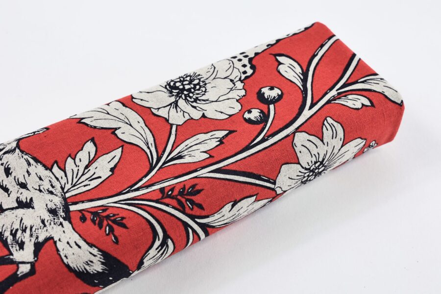 Tissu japonais Echino animaux de la savane et fleurs écru sur fond rouge