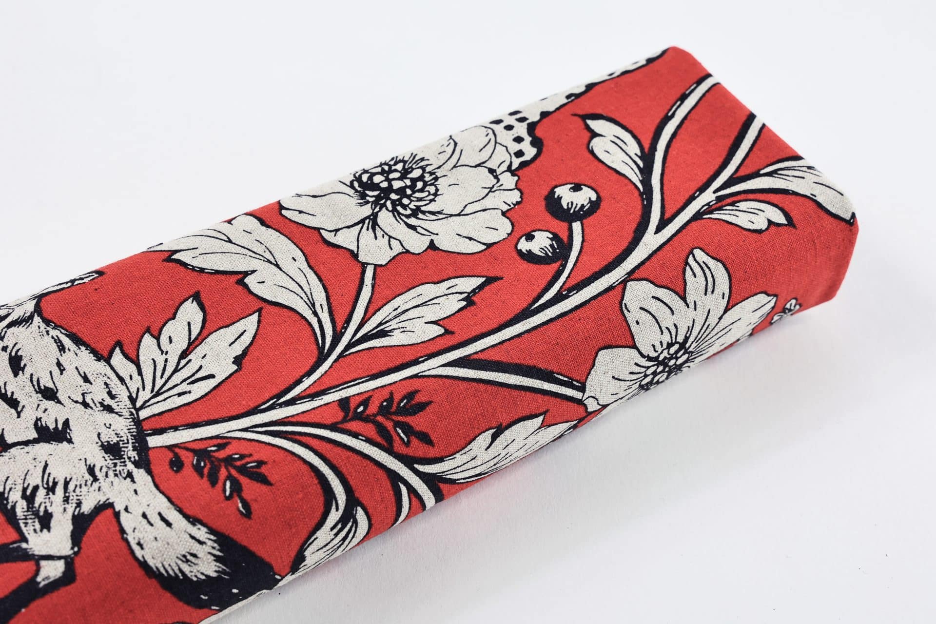 Tissu japonais Echino animaux de la savane et fleurs écru sur fond rouge