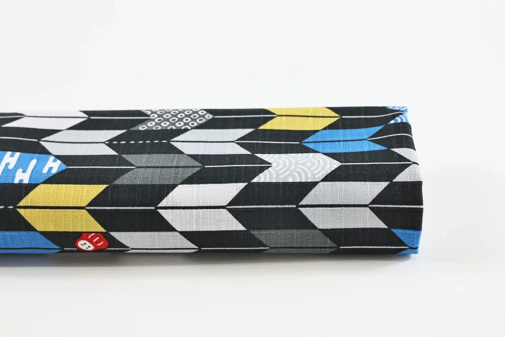 Tissu japonais flèches yagasuri graphiques sur fond noir