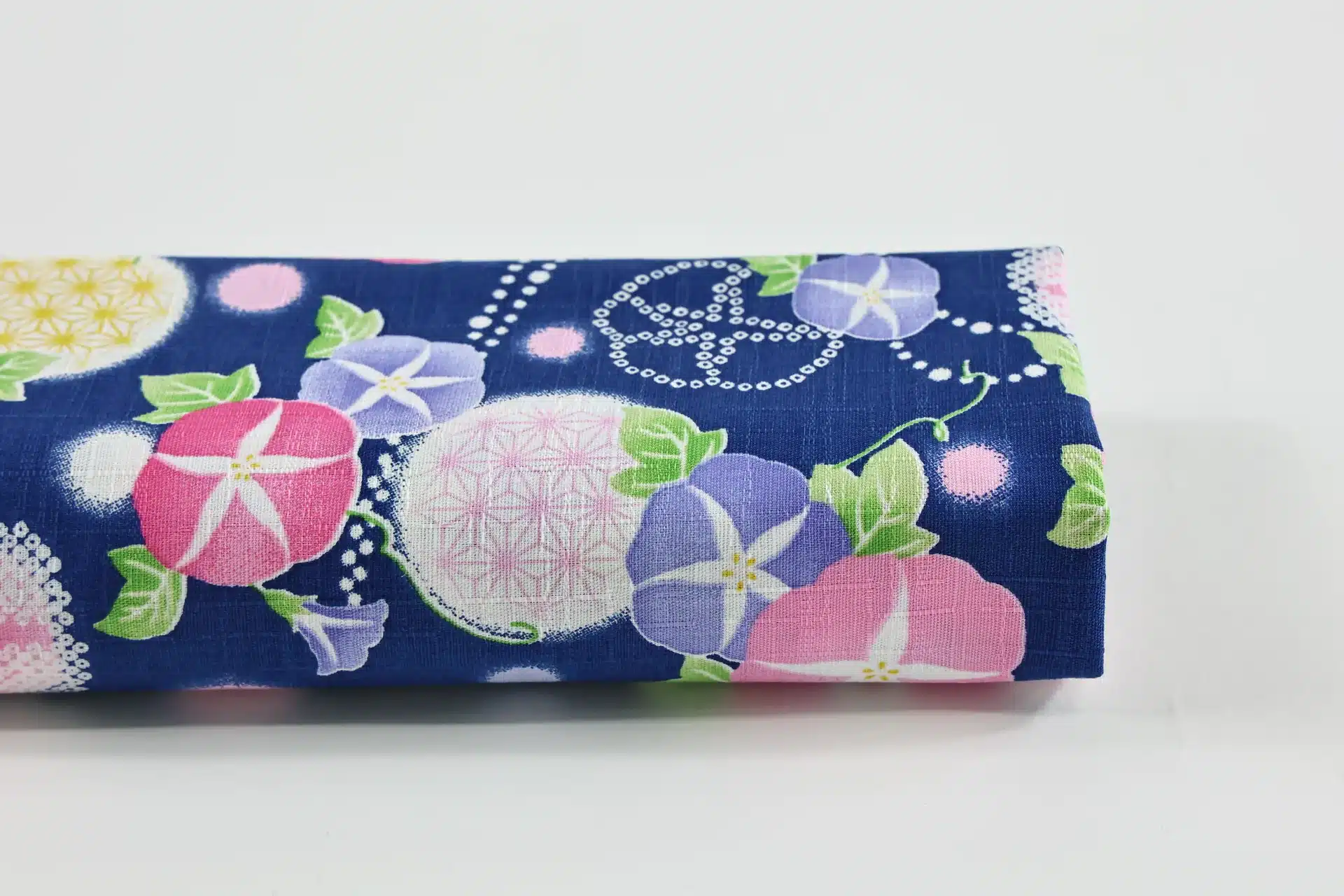 Tissu japonais liseron asagao rose et mauve sur fond bleu marine