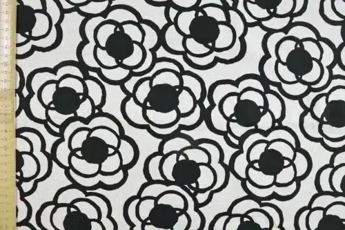 Tissu Japonais canvas camélias noirs fond écru, canvas coton et lin Kobayashi, vue à plat avec règle
