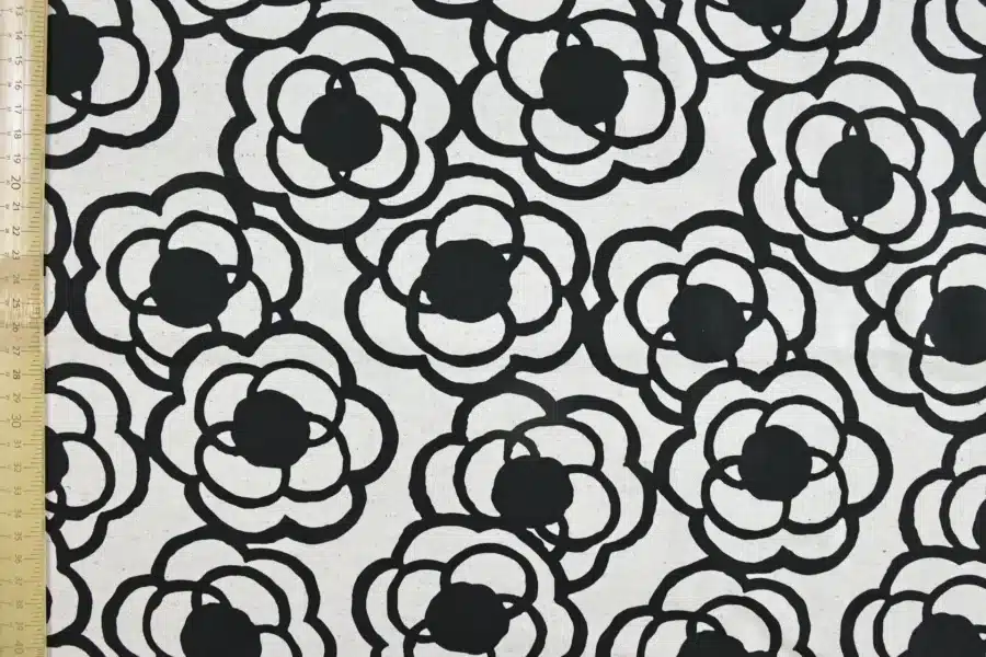 Tissu Japonais canvas camélias noirs fond écru, canvas coton et lin Kobayashi, vue à plat avec règle