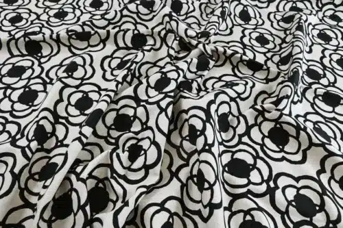 Tissu Japonais canvas camélias noirs fond écru, canvas coton et lin Kobayashi, drapé à plat