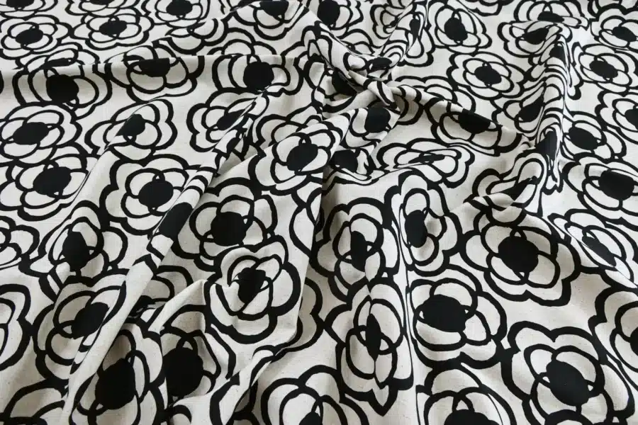 Tissu Japonais canvas camélias noirs fond écru, canvas coton et lin Kobayashi, drapé à plat