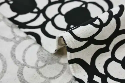 Tissu Japonais canvas camélias noirs fond écru, canvas coton et lin Kobayashi, gros plan sur le pli et l'envers