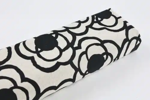 Tissu Japonais canvas camélias noirs fond écru, canvas coton et lin Kobayashi, rouleau sur fond blanc