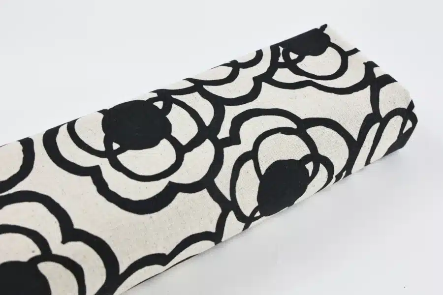 Tissu Japonais canvas camélias noirs fond écru, canvas coton et lin Kobayashi, rouleau sur fond blanc