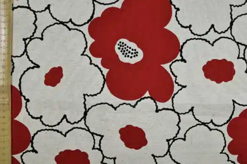 Tissu Japonais canvas fleurs rouges encre noire, canvas coton et lin Kobayashi, vue à plat avec règle