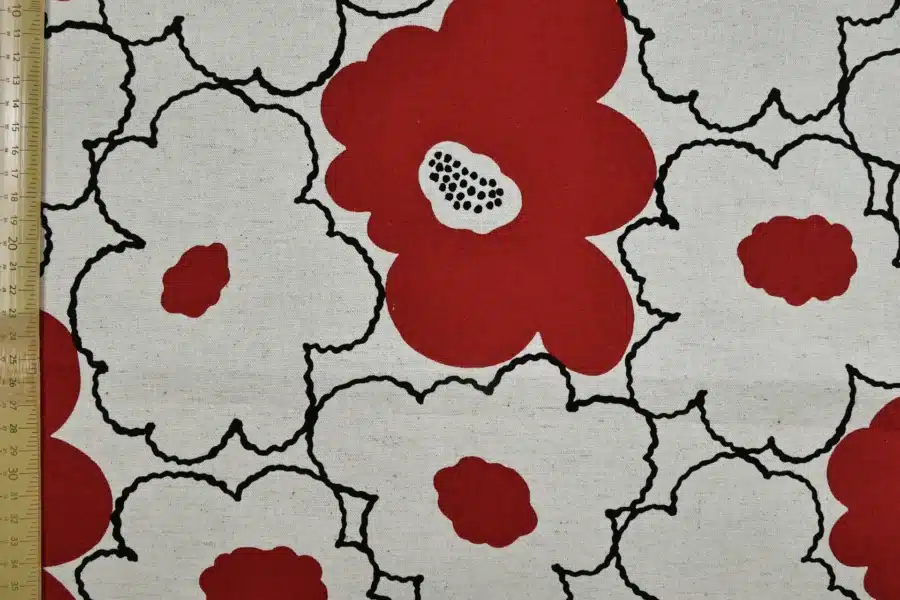 Tissu Japonais canvas fleurs rouges encre noire, canvas coton et lin Kobayashi, vue à plat avec règle