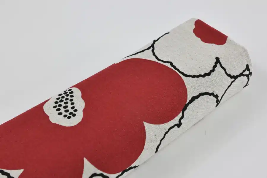 Tissu Japonais canvas fleurs rouges encre noire, canvas coton et lin Kobayashi, rouleau sur fond blanc