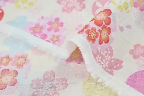 Tissu japonais dobby sakura et cercles yukiwa pastel sur fond ivoire, pli avec lisière et verso