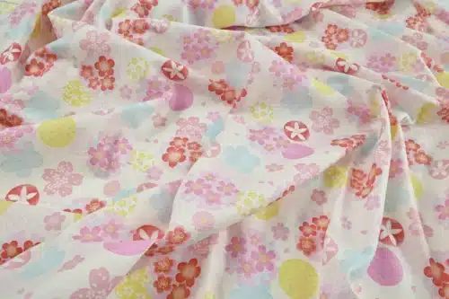 Tissu japonais dobby sakura et cercles yukiwa pastel sur fond ivoire, froissé à plat