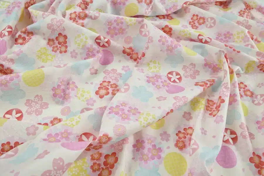 Tissu japonais dobby sakura et cercles yukiwa pastel sur fond ivoire, froissé à plat