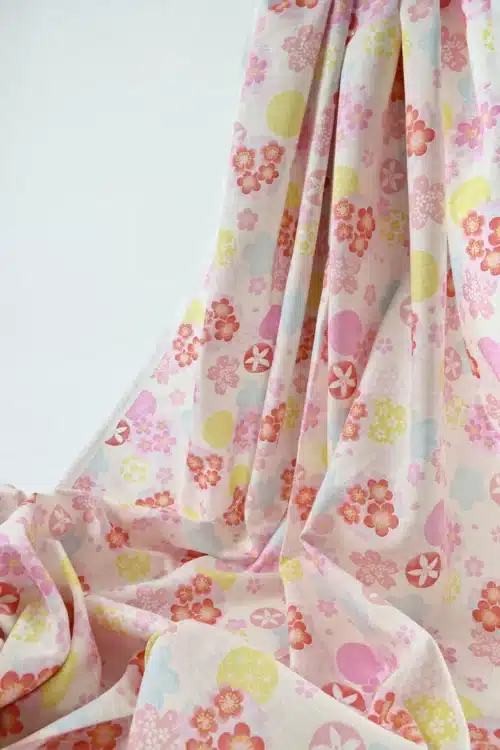 Tissu japonais dobby sakura et cercles yukiwa pastel sur fond ivoire, drapé