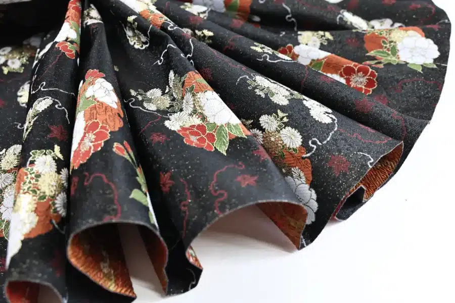 Brocart jacquard Japonais bouquets hanamaru noir pailleté, brocart jacquard polyester Cosmo, drapé à plat