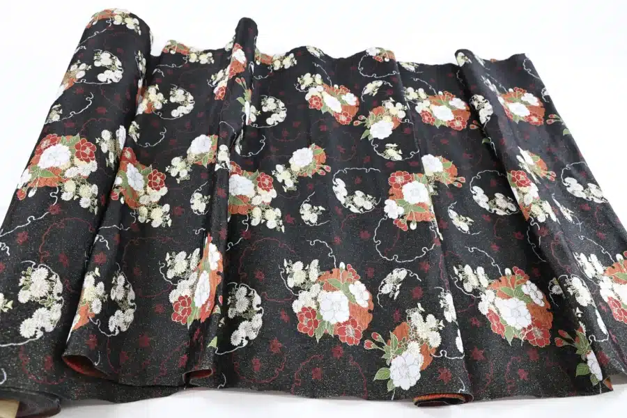 Brocart jacquard Japonais bouquets hanamaru noir pailleté, brocart jacquard polyester Cosmo, rouleau déroulé sur fond blanc