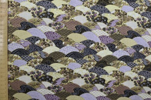 Tissu japonais vagues multi motifs traditionnels dorés, tons noir, or et mauve, à plat avec règle