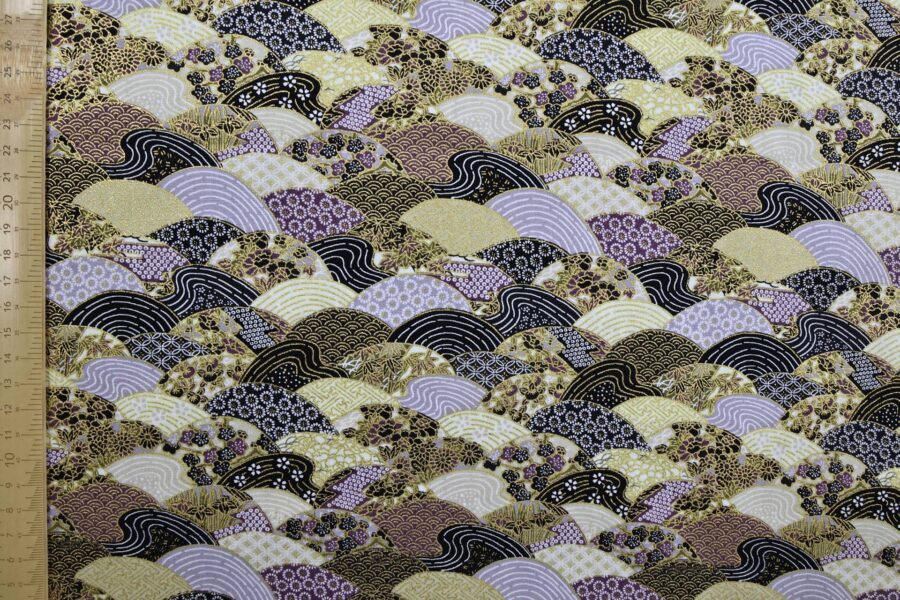 Tissu japonais vagues multi motifs traditionnels dorés, tons noir, or et mauve, à plat avec règle