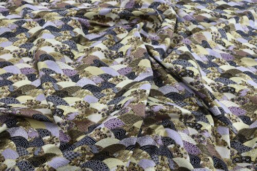 Tissu japonais vagues multi motifs traditionnels dorés, tons noir, or et mauve, froissé à plat