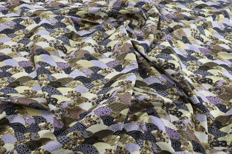 Tissu japonais vagues multi motifs traditionnels dorés, tons noir, or et mauve, froissé à plat