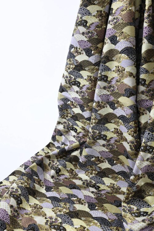 Tissu japonais vagues multi motifs traditionnels dorés, tons noir, or et mauve, drapé