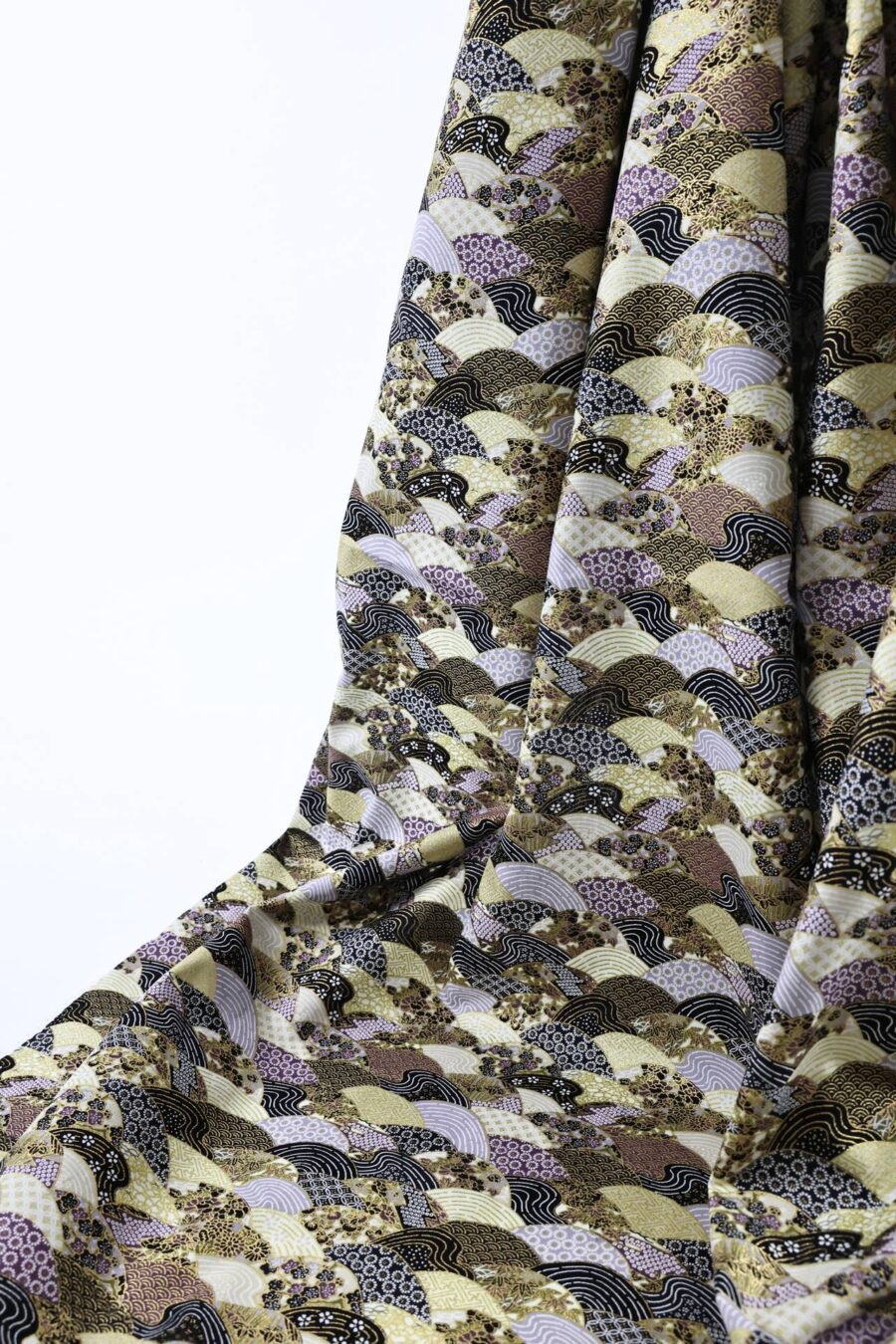 Tissu japonais vagues multi motifs traditionnels dorés, tons noir, or et mauve, drapé