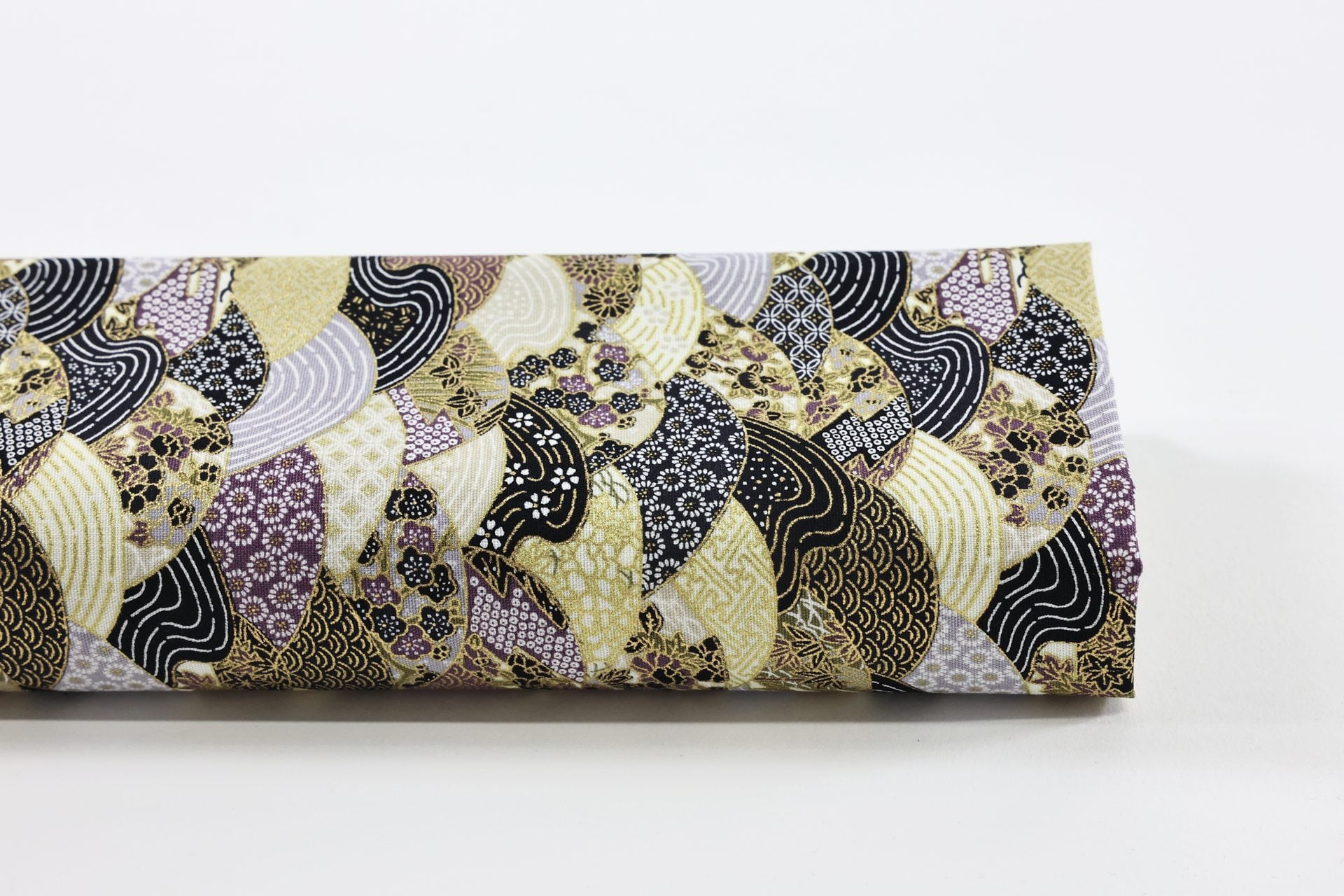 Tissu japonais vagues multi motifs traditionnels dorés, tons noir, or et mauve
