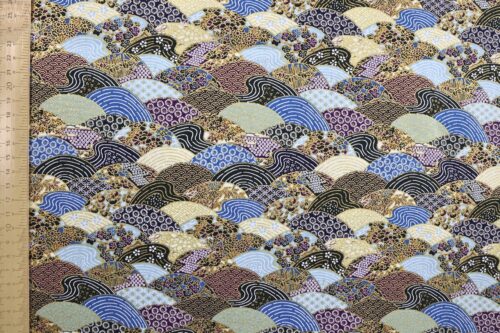 Tissu japonais vagues multi motifs traditionnels dorés, tons bleu capri et violet, à plat avec règle