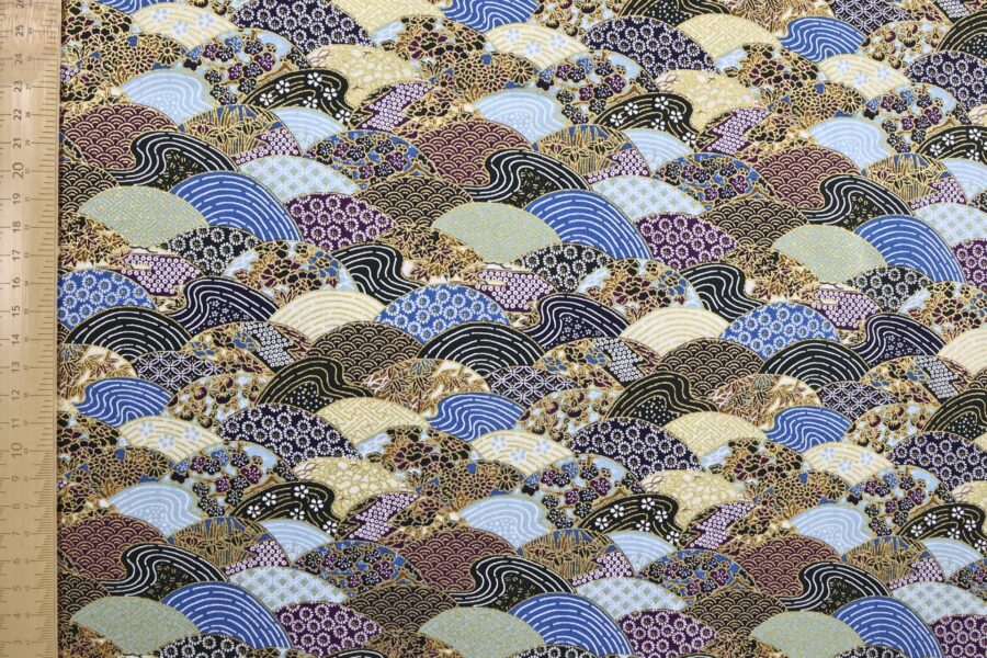 Tissu japonais vagues multi motifs traditionnels dorés, tons bleu capri et violet, à plat avec règle