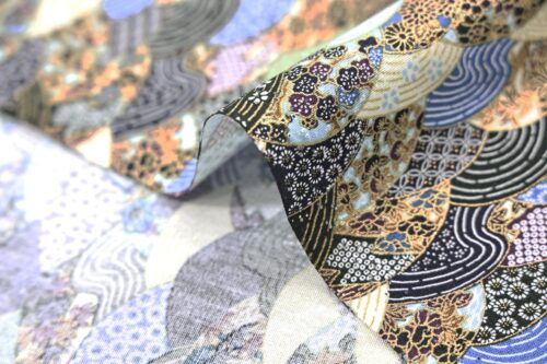 Tissu japonais vagues multi motifs traditionnels dorés, tons bleu capri et violet, gros plan sur le pli