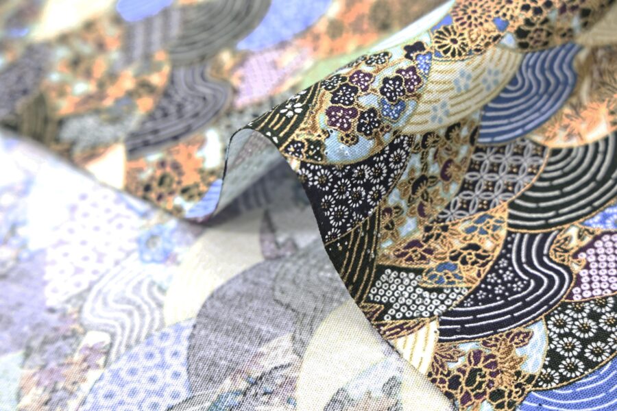 Tissu japonais vagues multi motifs traditionnels dorés, tons bleu capri et violet, gros plan sur le pli