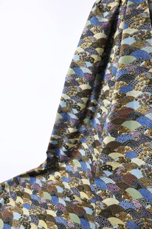 Tissu japonais vagues multi motifs traditionnels dorés, tons bleu capri et violet, drapé