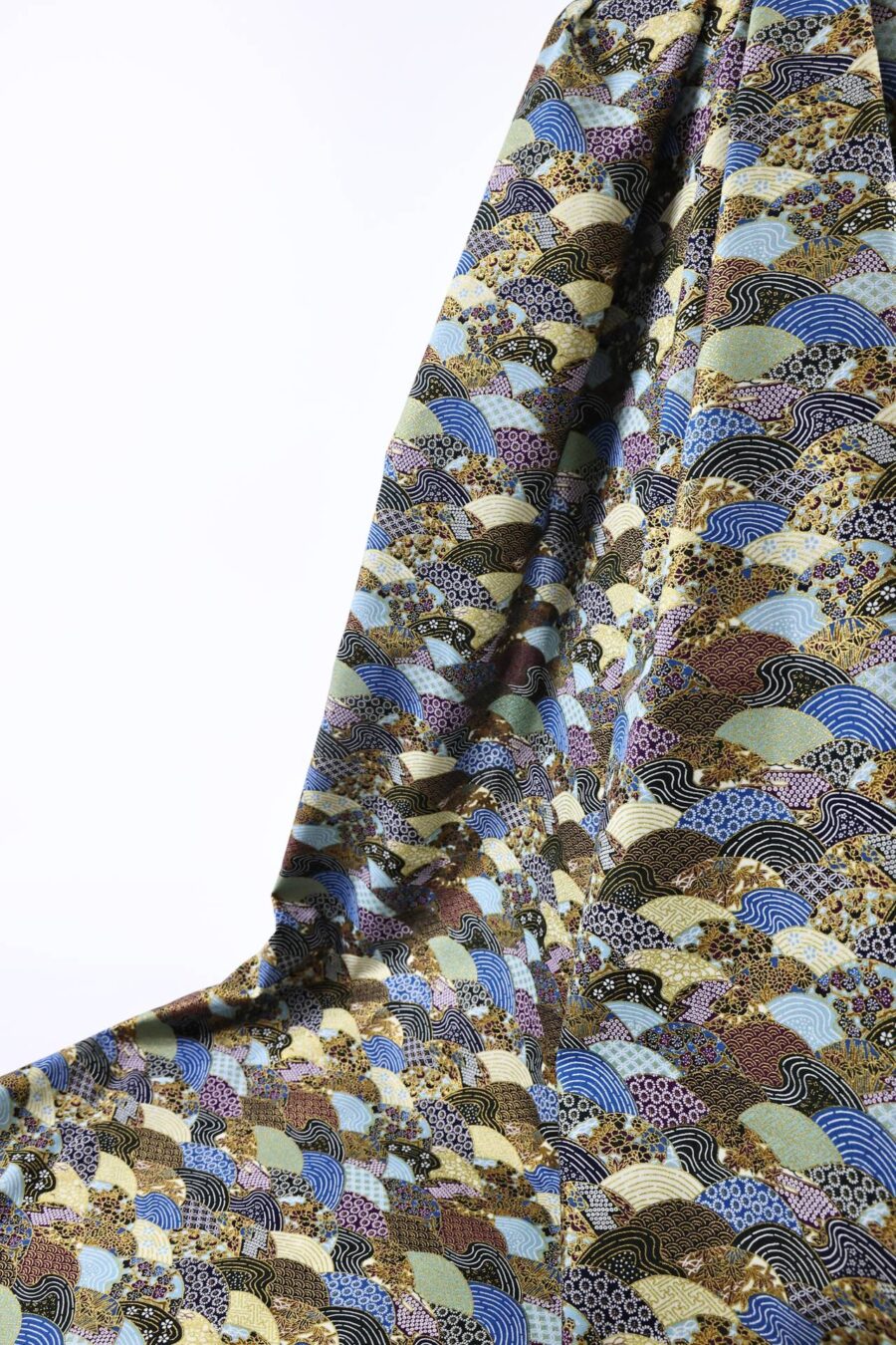 Tissu japonais vagues multi motifs traditionnels dorés, tons bleu capri et violet, drapé