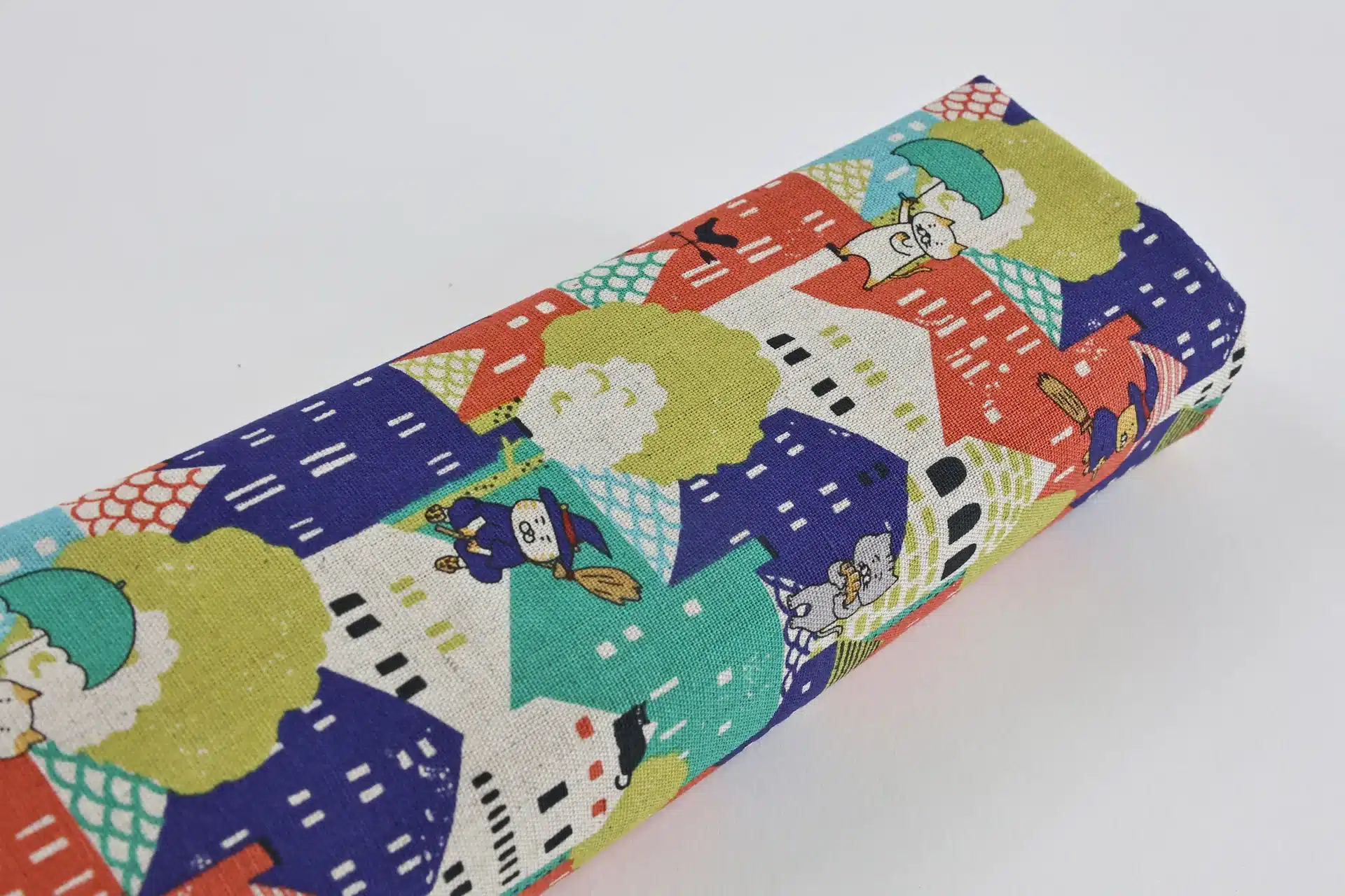 Tissu japonais village des chats sorcières multicolore, canvas coton et lin Kobayashi, rouleau sur fond blanc