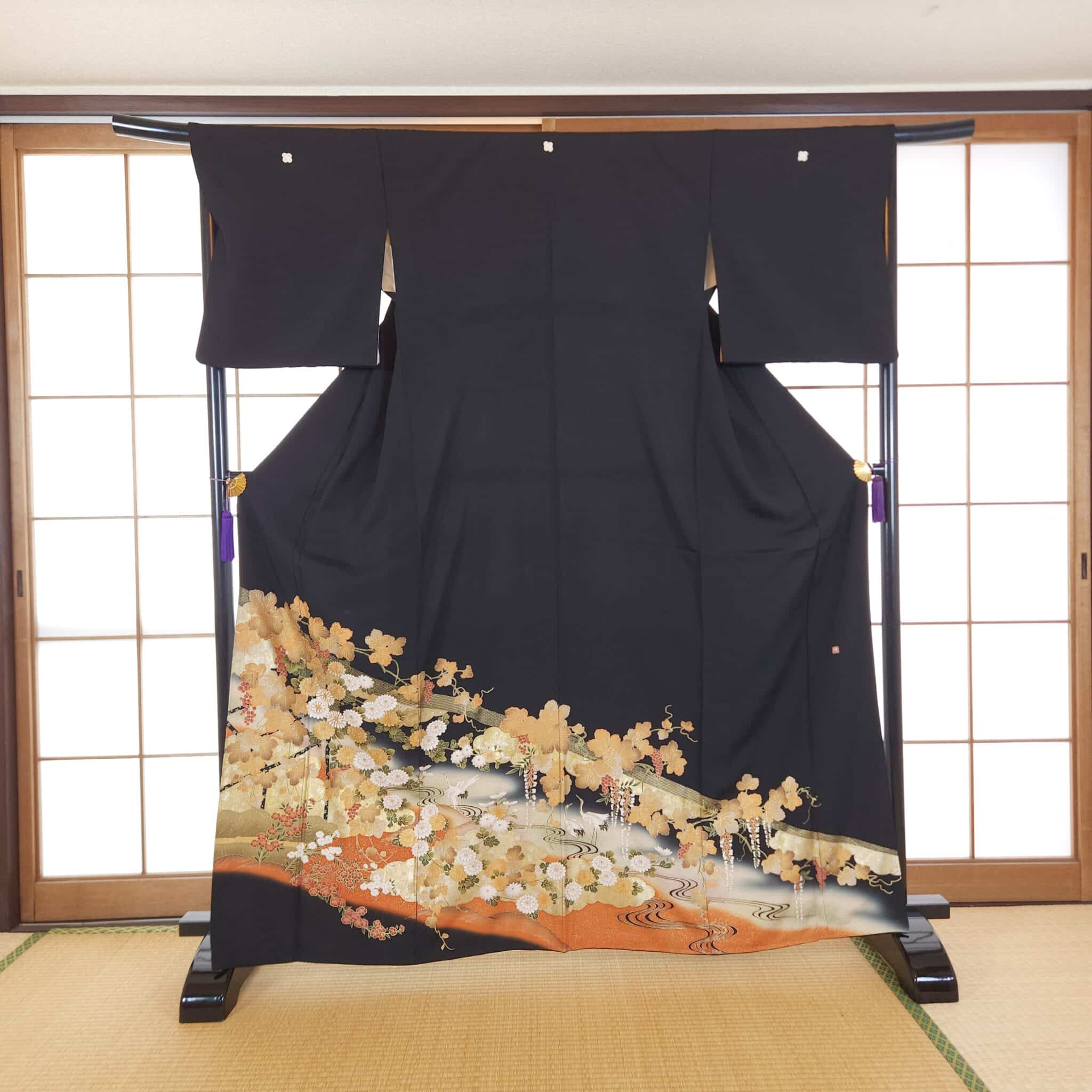 Kuro Tomesode Kimono grues, feuille de vigne et fleurs