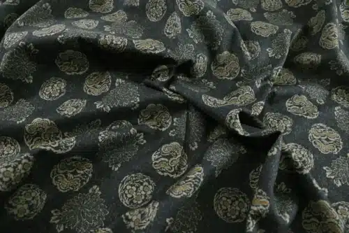 Tissu Japonais médaillons fleuris hanamaru fond noir, drapé