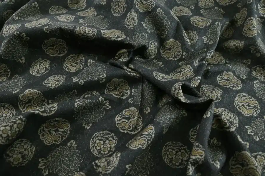 Tissu Japonais médaillons fleuris hanamaru fond noir, drapé