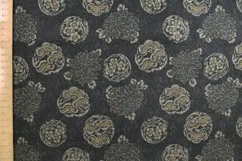 Tissu Japonais médaillons fleuris hanamaru fond noir, à plat avec règle