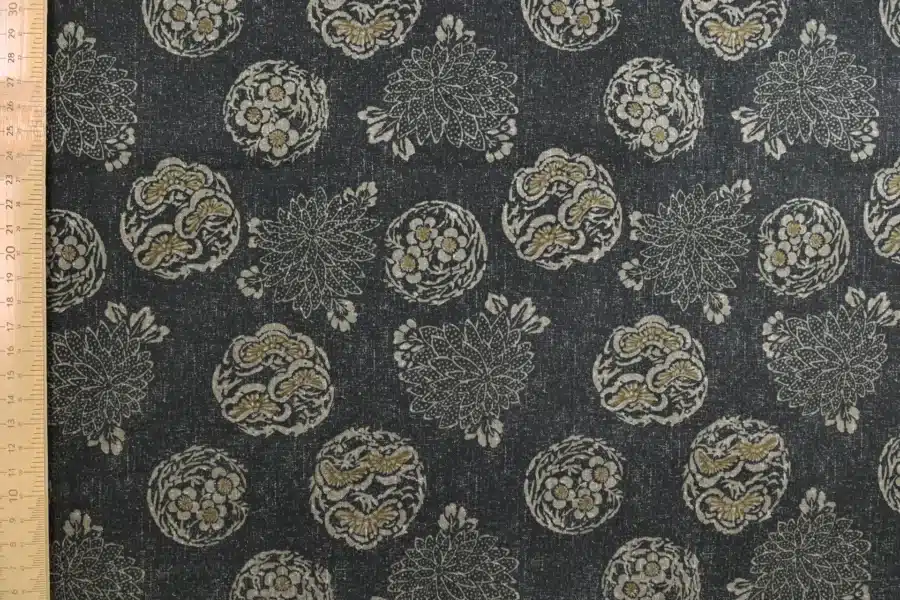 Tissu Japonais médaillons fleuris hanamaru fond noir, à plat avec règle